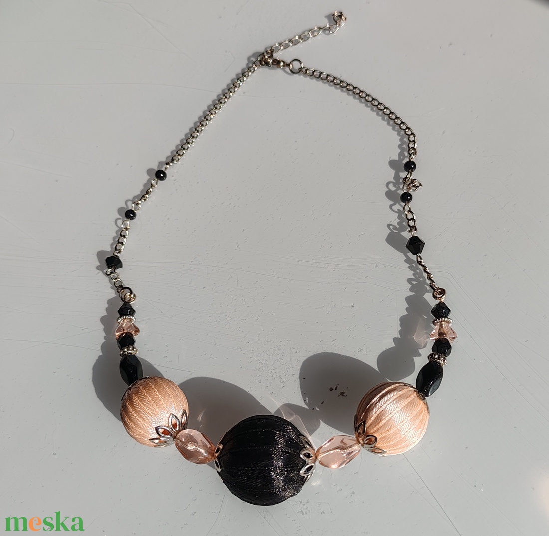 Peach - Black Luxe � Szaténgyöngyös Design Statement Nyaklánc - ékszer - nyaklánc - statement nyaklánc - Meska.hu