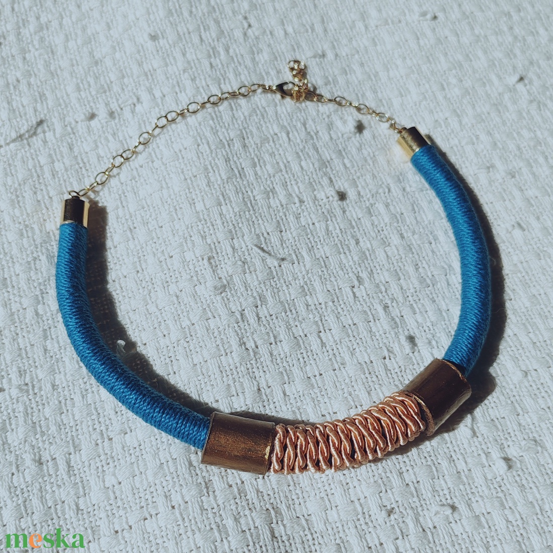 Cappuccino - Teal Metallic � Kézzel tekert kötélnyakék egyedi rezes elemekkel (Mélykék és Cappuccino) - ékszer - nyaklánc - statement nyaklánc - Meska.hu