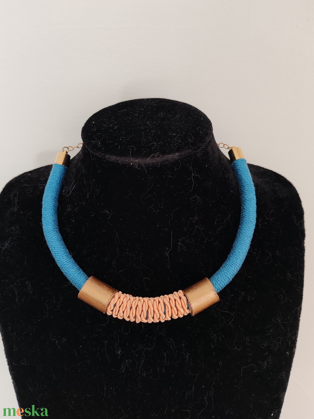Cappuccino - Teal Metallic � Kézzel tekert kötélnyakék egyedi rezes elemekkel (Mélykék és Cappuccino) - ékszer - nyaklánc - statement nyaklánc - Meska.hu