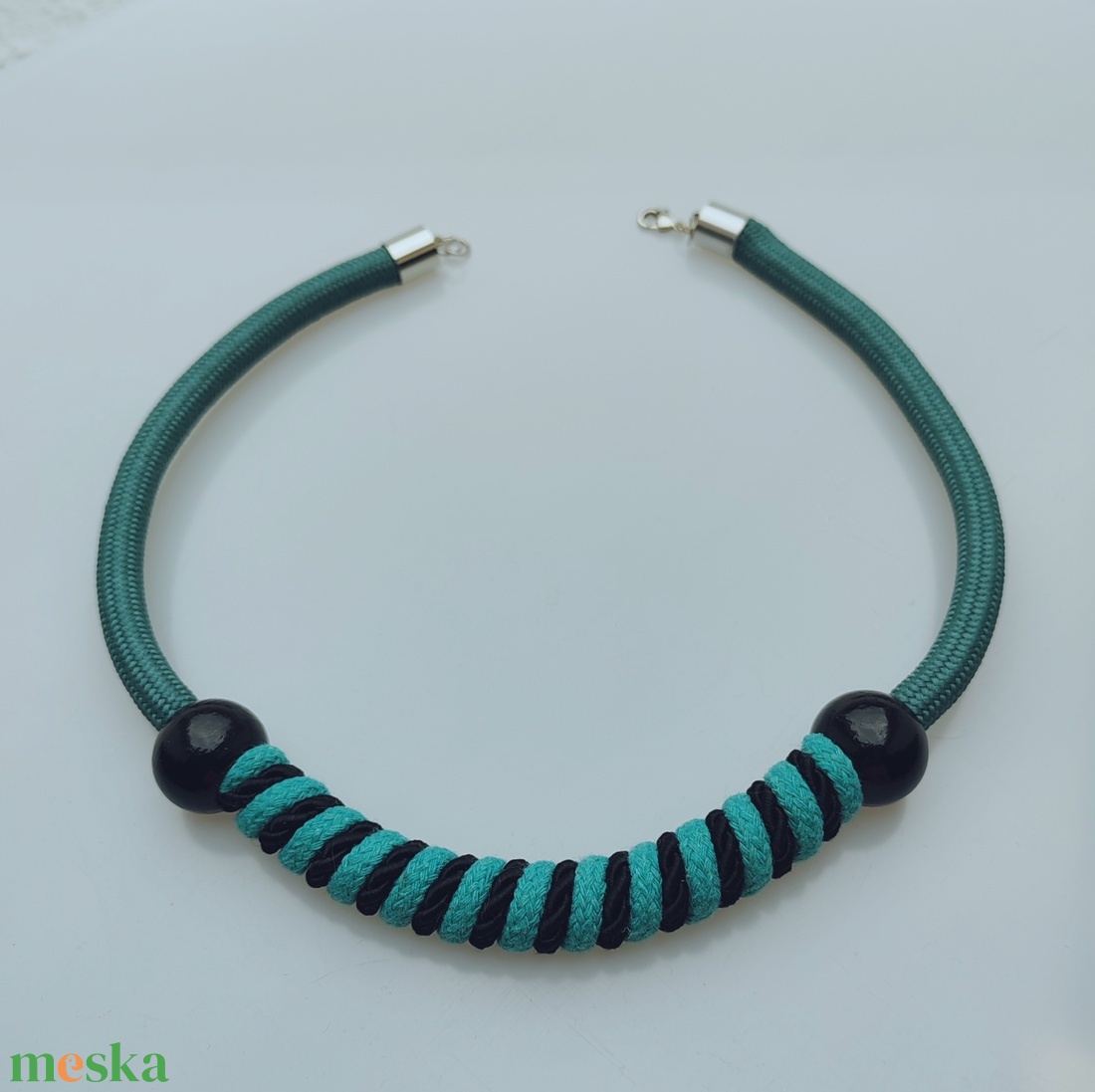 Turquoise Twist � Kézzel tekert kötélnyakék fekete gyöngyökkel (Mélytürkiz és Fekete) - ékszer - nyaklánc - statement nyaklánc - Meska.hu