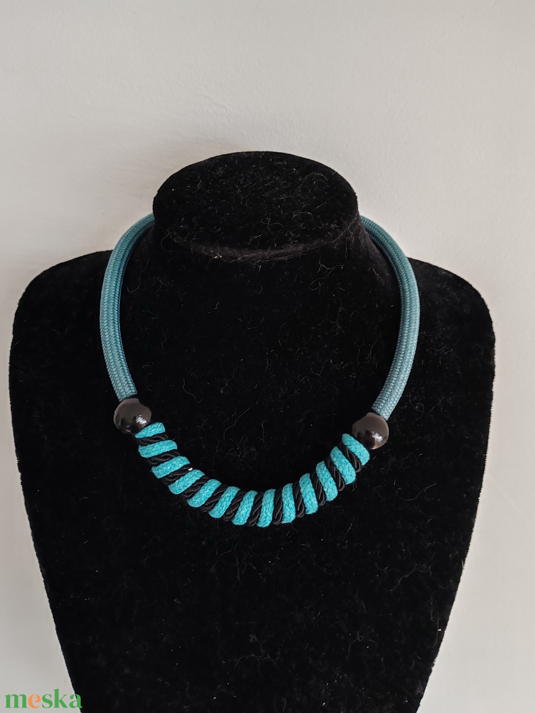 Turquoise Twist � Kézzel tekert kötélnyakék fekete gyöngyökkel (Mélytürkiz és Fekete) - ékszer - nyaklánc - statement nyaklánc - Meska.hu