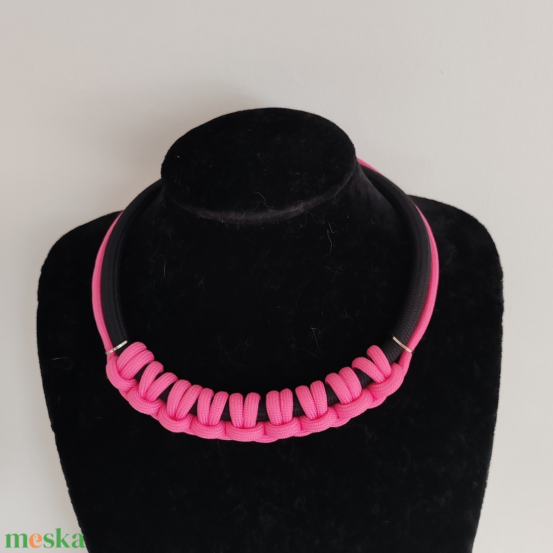 Fuchsia Pulse � Kézzel csomózott kötélnyakék (Magentarózsaszín - Fekete) - ékszer - nyaklánc - statement nyaklánc - Meska.hu