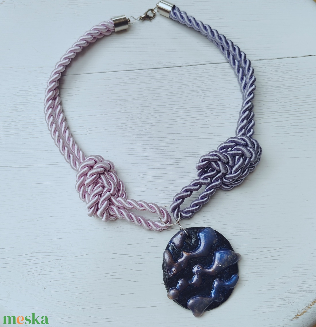 Lavender Dreams � Díszcsomós selyemzsinór nyakék egyedi művészi medállal (Rózsaszín - Levendula) - ékszer - nyaklánc - statement nyaklánc - Meska.hu