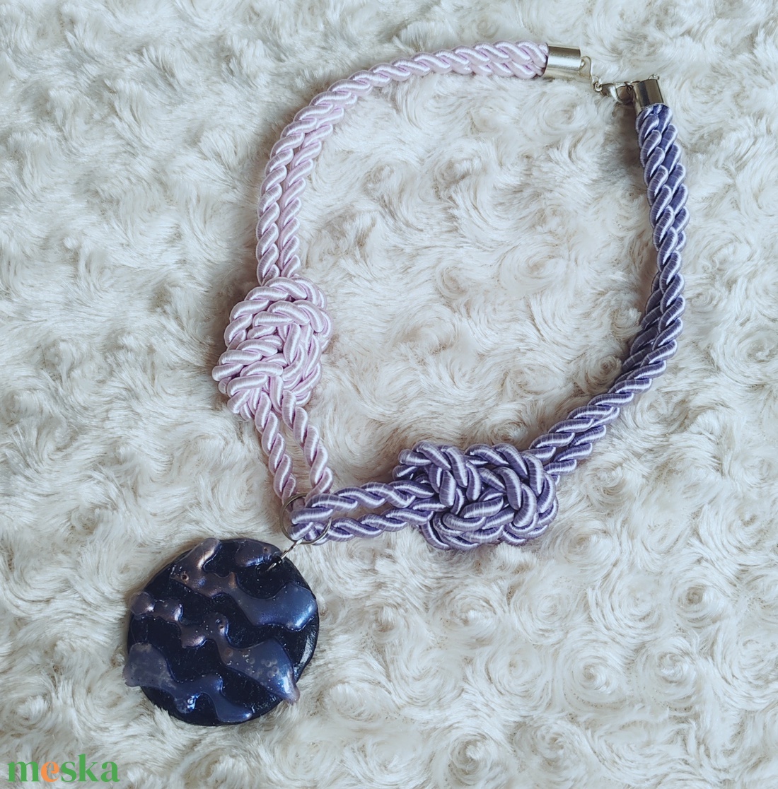 Lavender Dreams � Díszcsomós selyemzsinór nyakék egyedi művészi medállal (Rózsaszín - Levendula) - ékszer - nyaklánc - statement nyaklánc - Meska.hu