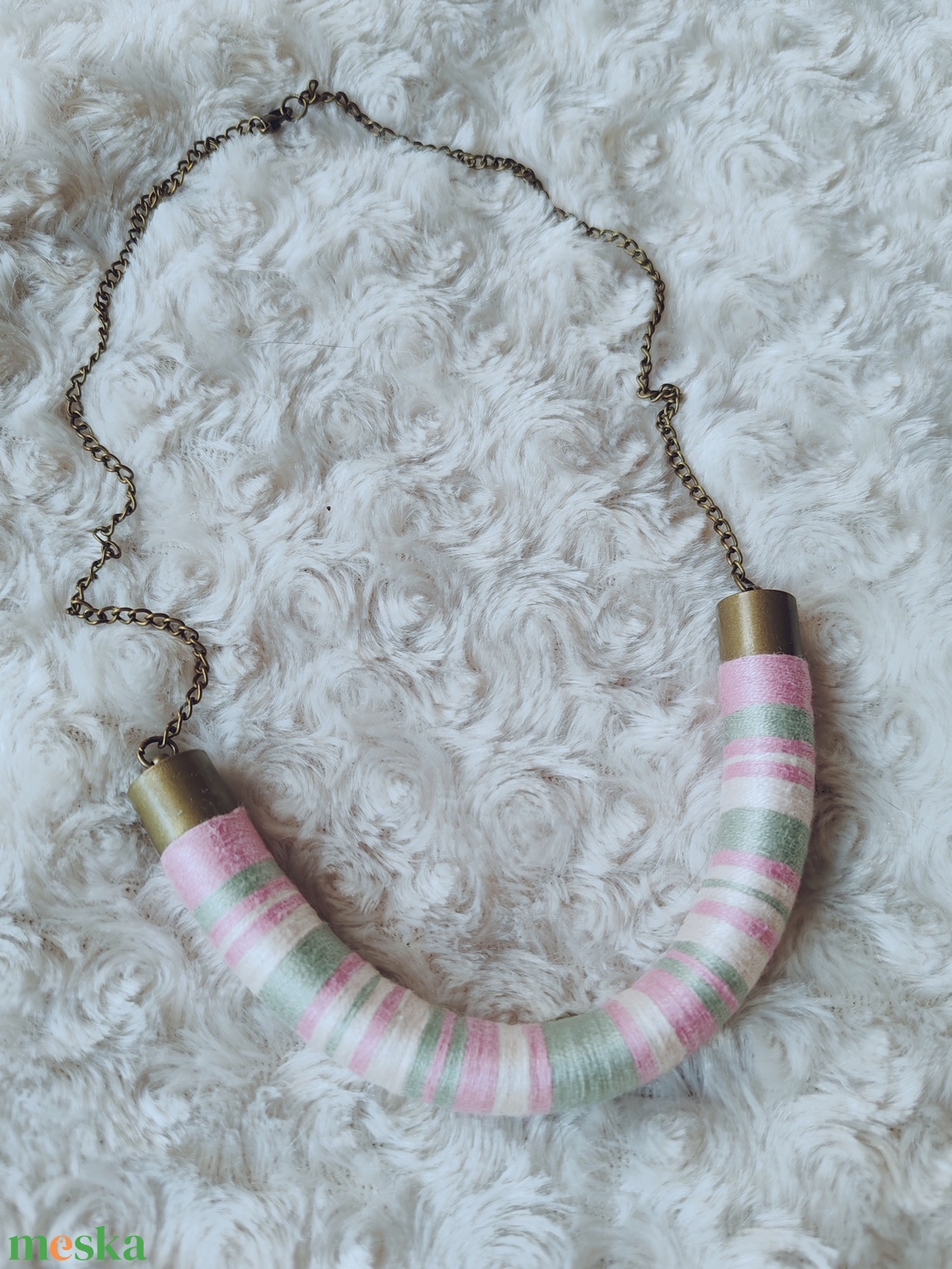Vintage Rose Twist � Mályvarózsaszín és zsályazöld fonallal bevont íves nyakék antik réz lánccal - ékszer - nyaklánc - statement nyaklánc - Meska.hu