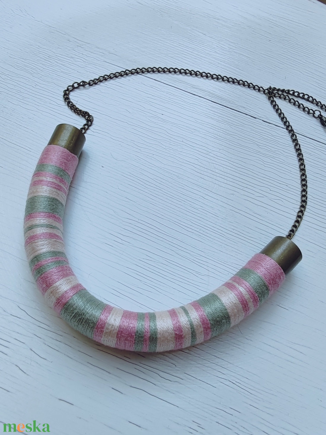 Vintage Rose Twist � Mályvarózsaszín és zsályazöld fonallal bevont íves nyakék antik réz lánccal - ékszer - nyaklánc - statement nyaklánc - Meska.hu