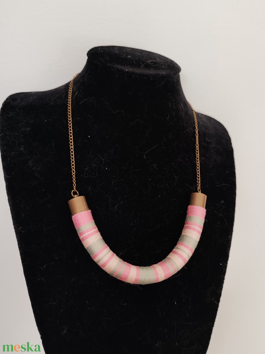 Vintage Rose Twist � Mályvarózsaszín és zsályazöld fonallal bevont íves nyakék antik réz lánccal - ékszer - nyaklánc - statement nyaklánc - Meska.hu