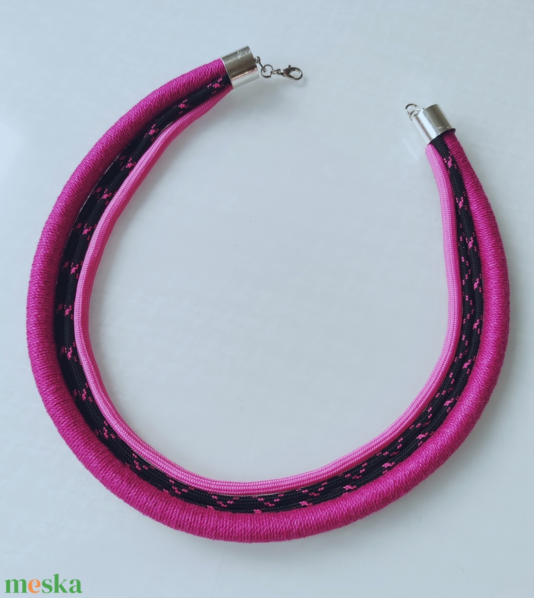 Fuchsia Edge � Vagány többsoros textilnyaklánc (magenta - fekete) - ékszer - nyaklánc - statement nyaklánc - Meska.hu