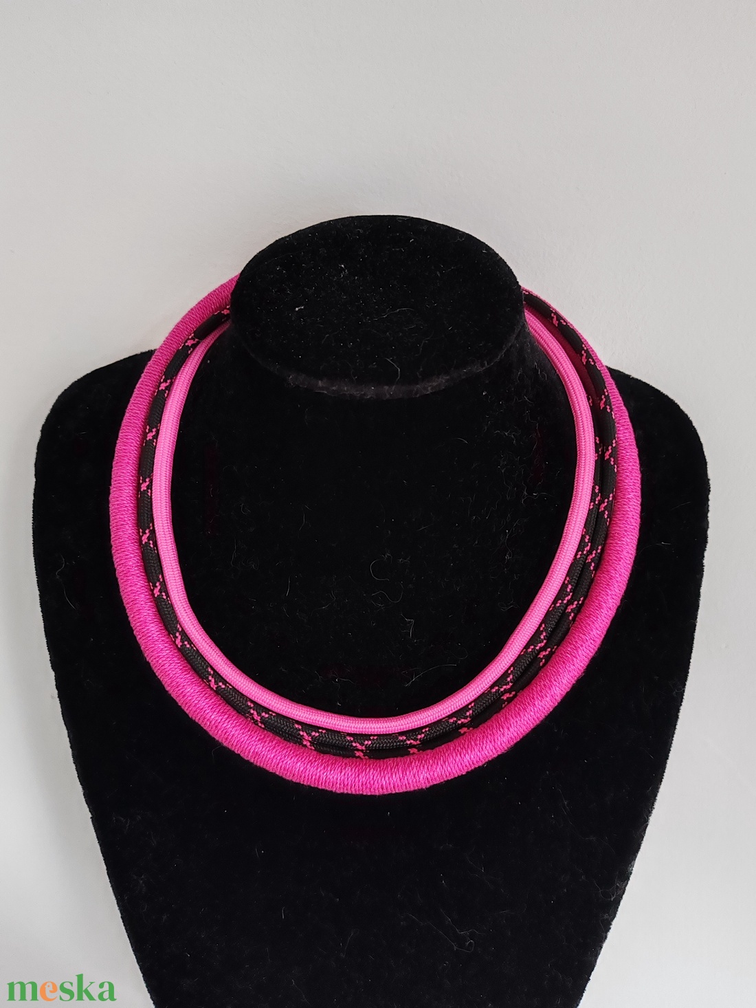 Fuchsia Edge � Vagány többsoros textilnyaklánc (magenta - fekete) - ékszer - nyaklánc - statement nyaklánc - Meska.hu