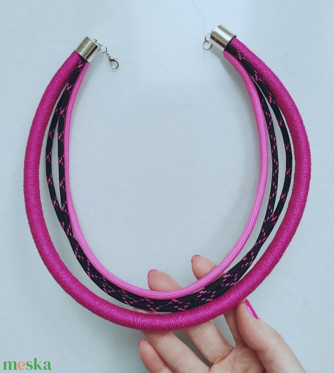 Fuchsia Edge � Vagány többsoros textilnyaklánc (magenta - fekete) - ékszer - nyaklánc - statement nyaklánc - Meska.hu