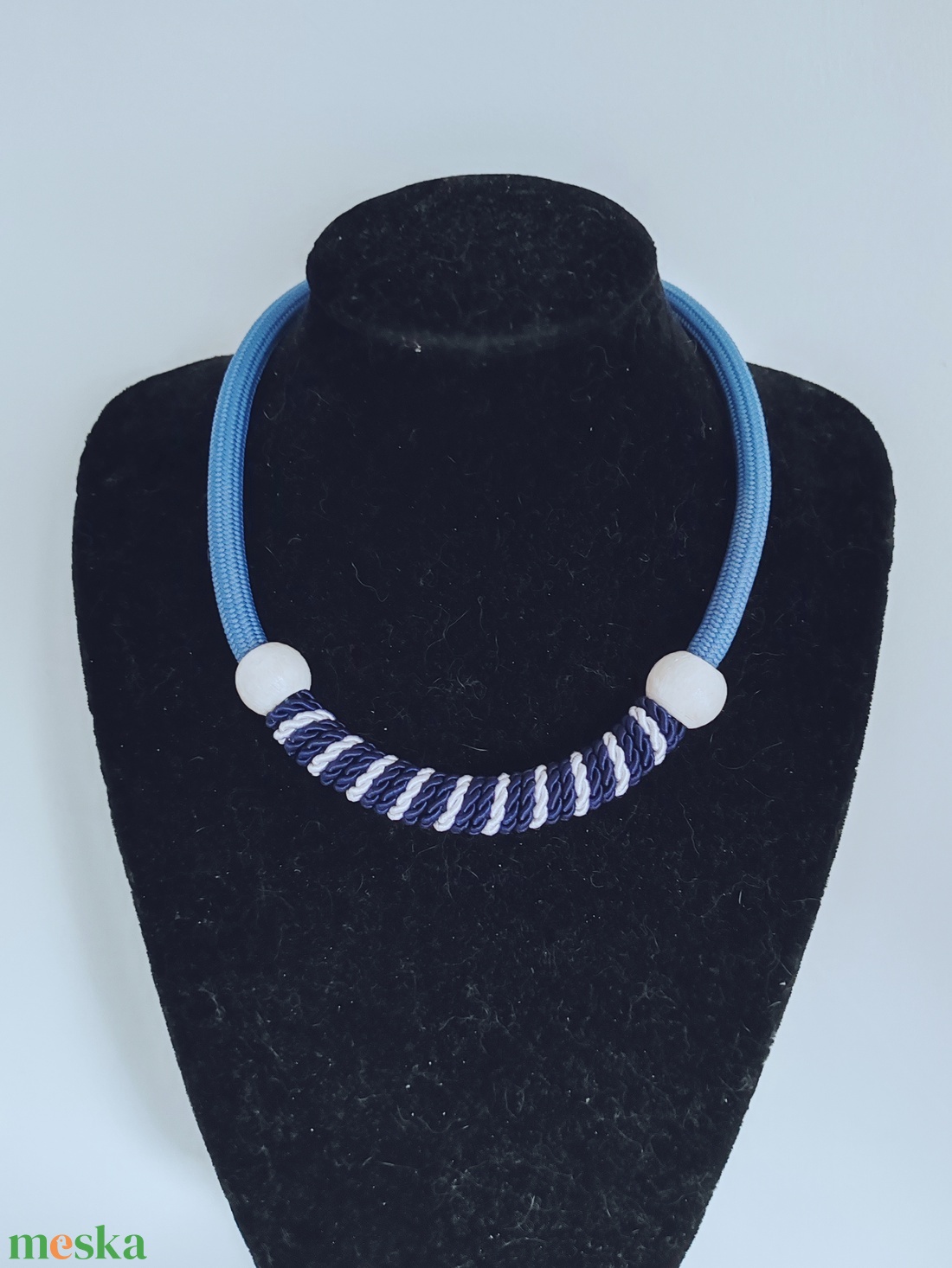 Marine Elegance � Sodrott selyemzsinór textilnyaklánc (kék - fehér) - ékszer - nyaklánc - statement nyaklánc - Meska.hu