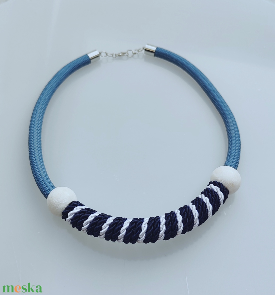 Marine Elegance � Sodrott selyemzsinór textilnyaklánc (kék - fehér) - ékszer - nyaklánc - statement nyaklánc - Meska.hu