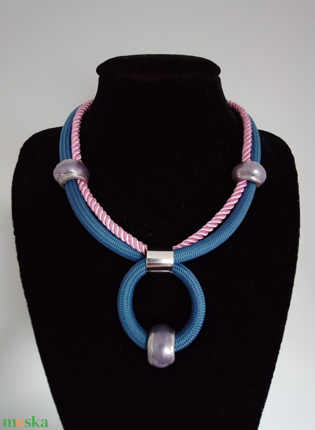 Denim-Rose Loop � Farmerkék és rózsaszín textil nyaklánc egyedi gyöngyökkel  - ékszer - nyaklánc - statement nyaklánc - Meska.hu