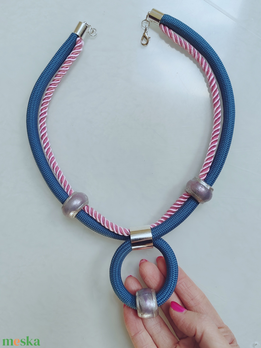 Denim-Rose Loop � Farmerkék és rózsaszín textil nyaklánc egyedi gyöngyökkel  - ékszer - nyaklánc - statement nyaklánc - Meska.hu
