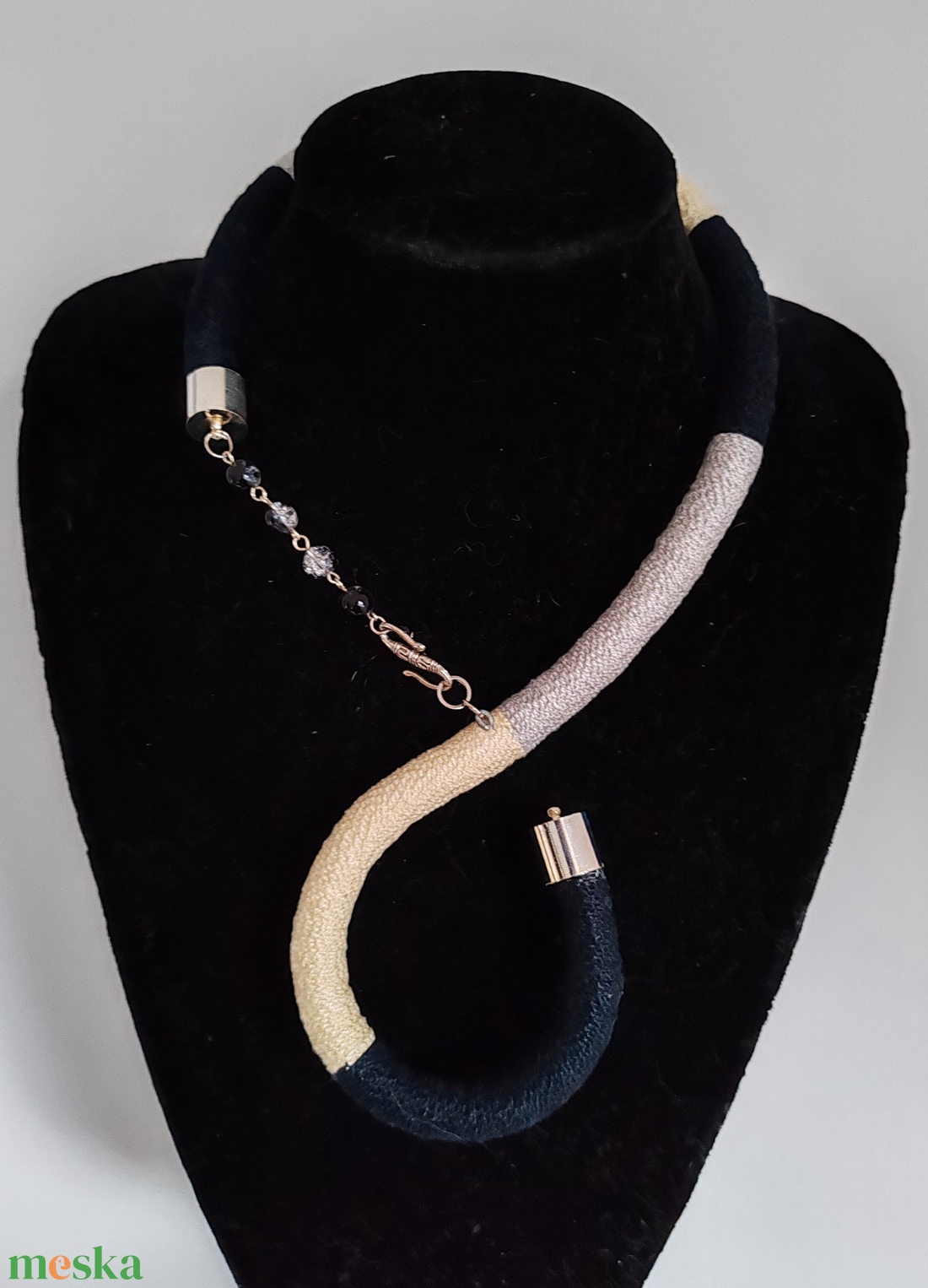 S-Curve Monochrome � Horgolt hímzőfonallal tekercselt S-alakú textilnyaklánc (50 cm belső ív) - ékszer - nyaklánc - statement nyaklánc - Meska.hu