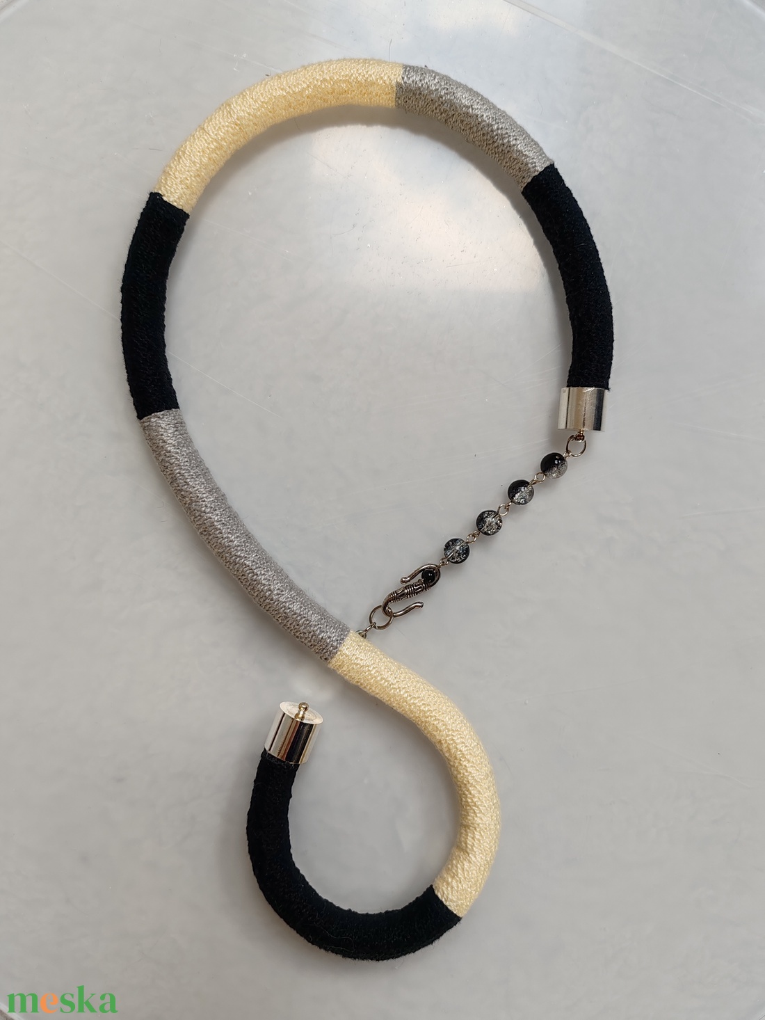 S-Curve Monochrome � Horgolt hímzőfonallal tekercselt S-alakú textilnyaklánc (50 cm belső ív) - ékszer - nyaklánc - statement nyaklánc - Meska.hu