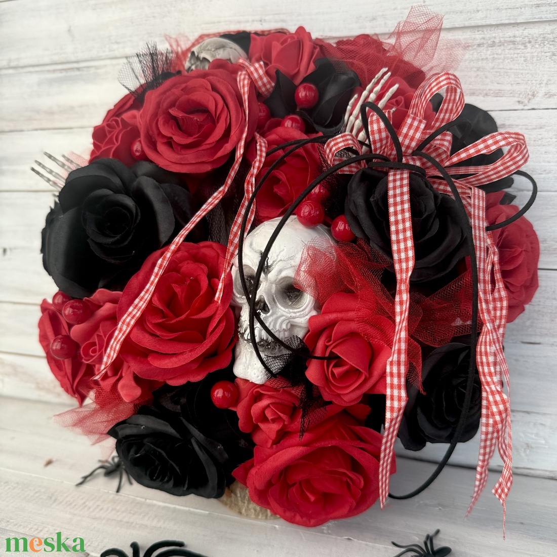 Halloween kopogtató � vörös és fekete rózsákkal - otthon & életmód - dekoráció - halloween - halloweeni ajtódíszek és ablakdíszek - Meska.hu
