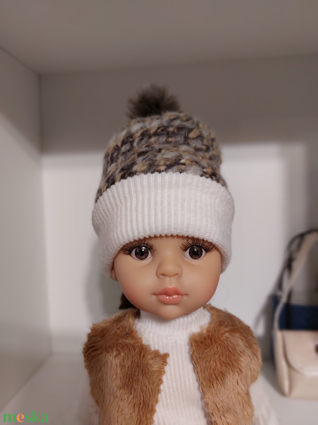 Paola Reina barna-beige kötött sapka bojttal - játék & sport - baba & babaház - babaruha, babakellék - Meska.hu Paola Reina barna-beige kötött sapka bojttal - játék & sport - baba & babaház - babaruha, babakellék - Meska.hu