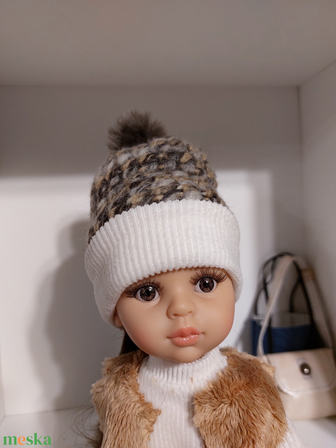 Paola Reina barna-beige kötött sapka bojttal - játék & sport - baba & babaház - babaruha, babakellék - Meska.hu Paola Reina barna-beige kötött sapka bojttal - játék & sport - baba & babaház - babaruha, babakellék - Meska.hu