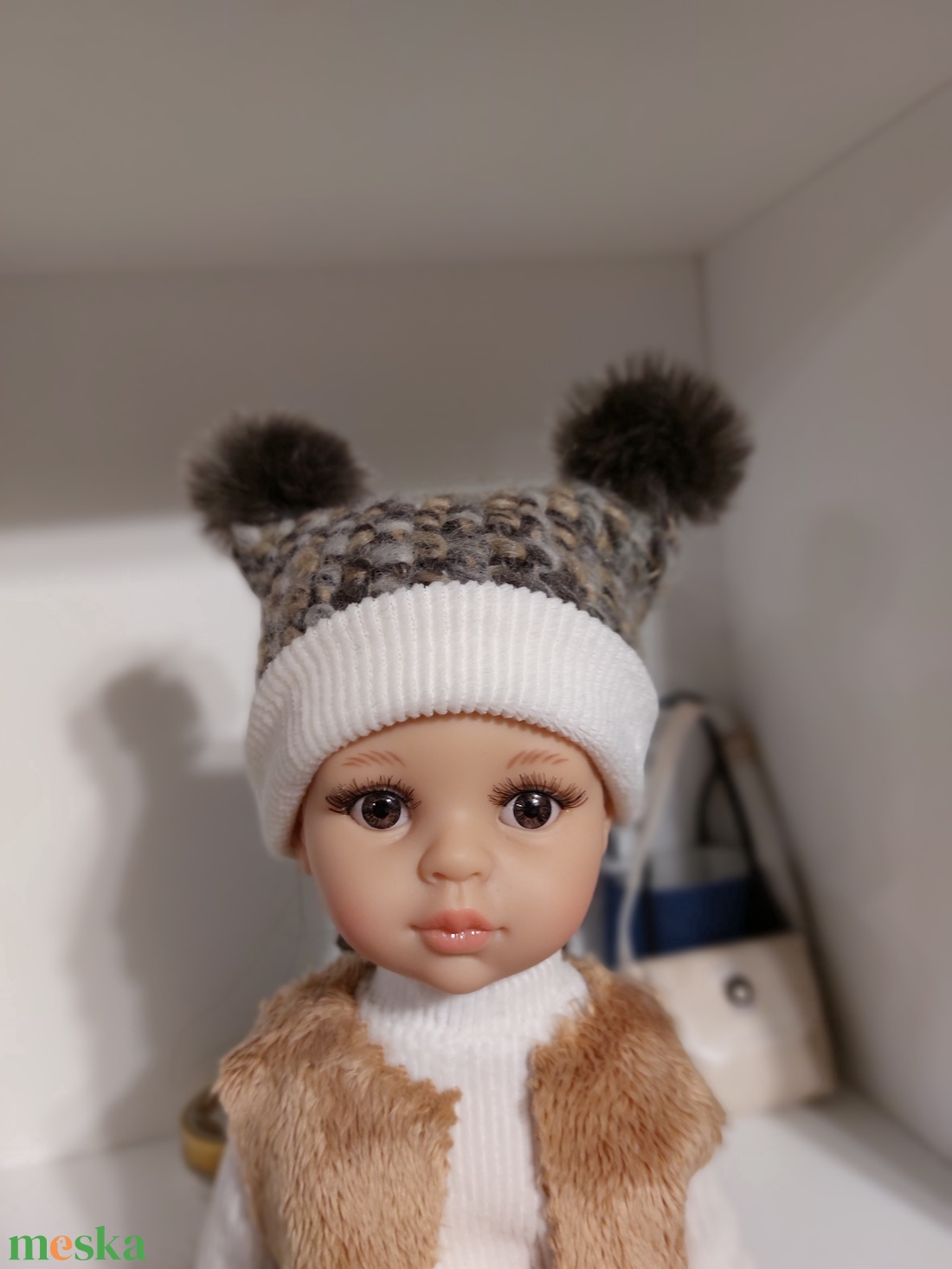 Paola Reina barna-beige kötött sapka két bojttal - játék & sport - baba & babaház - babaruha, babakellék - Meska.hu