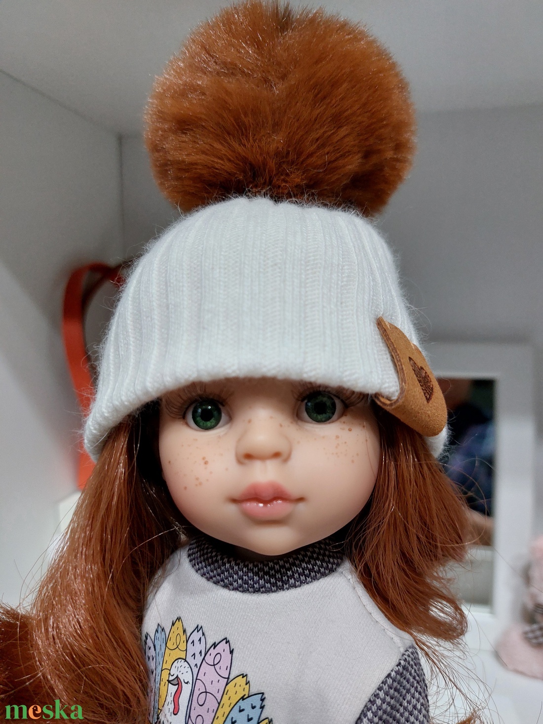 Paola Reina beige kötött sapka rézvörös bojttal - játék & sport - baba & babaház - babaruha, babakellék - Meska.hu Paola Reina beige kötött sapka rézvörös bojttal - játék & sport - baba & babaház - babaruha, babakellék - Meska.hu