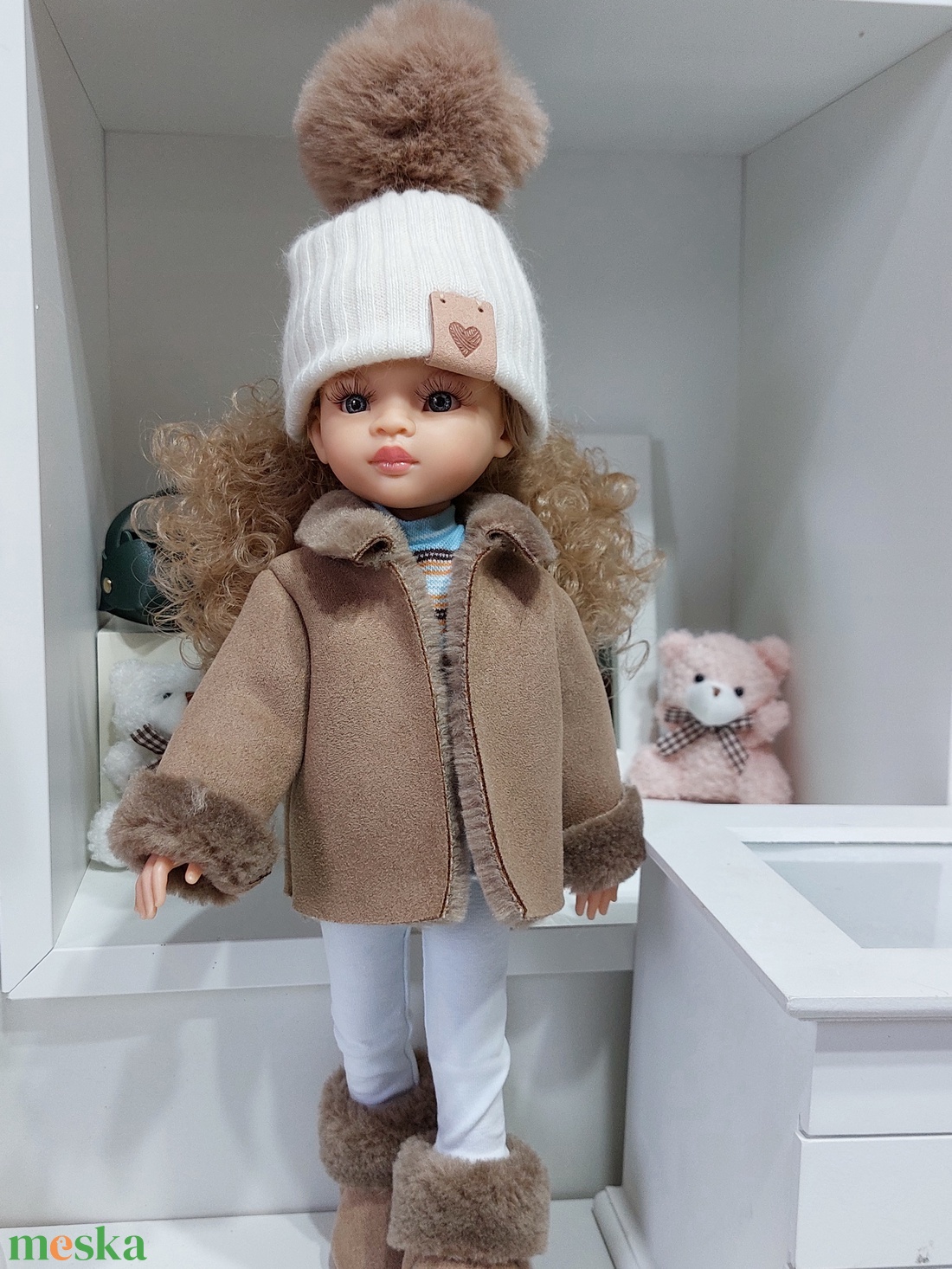 Paola Reina beige kötött sapka barna bojttal - játék & sport - baba & babaház - babaruha, babakellék - Meska.hu