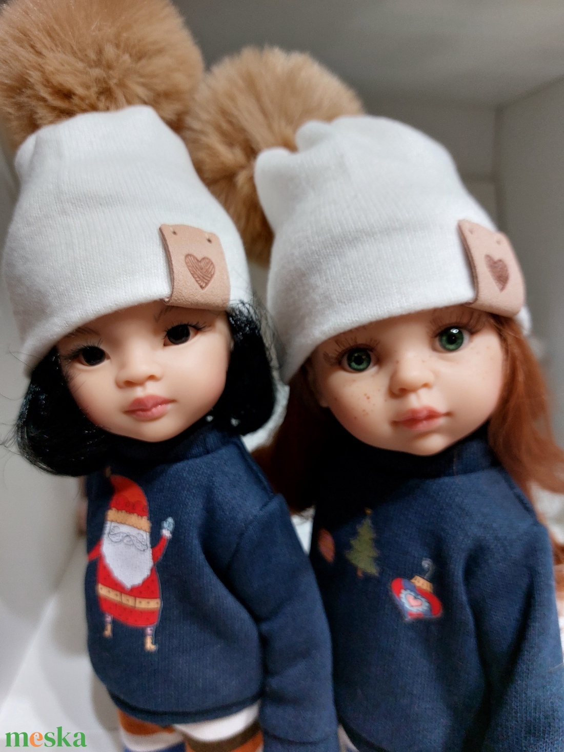 Paola Reina beige kötött sapka barna bojttal - játék & sport - baba & babaház - babaruha, babakellék - Meska.hu