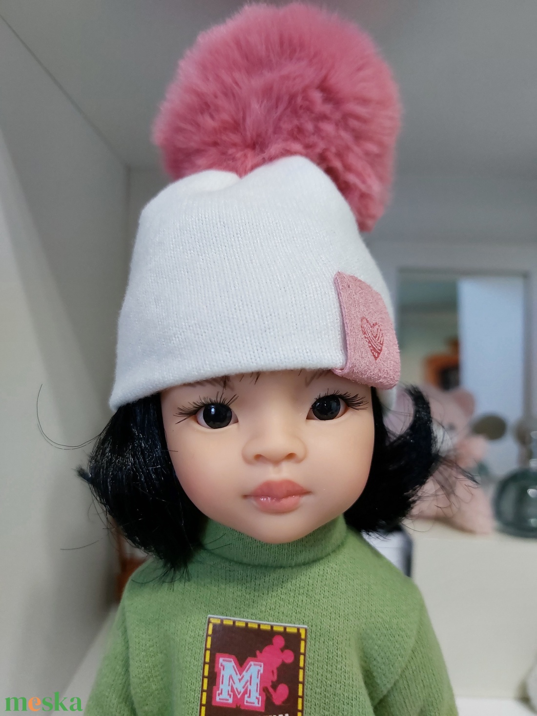 Paola Reina beige kötött sapka sötétrózsaszín bojttal - játék & sport - baba & babaház - babaruha, babakellék - Meska.hu