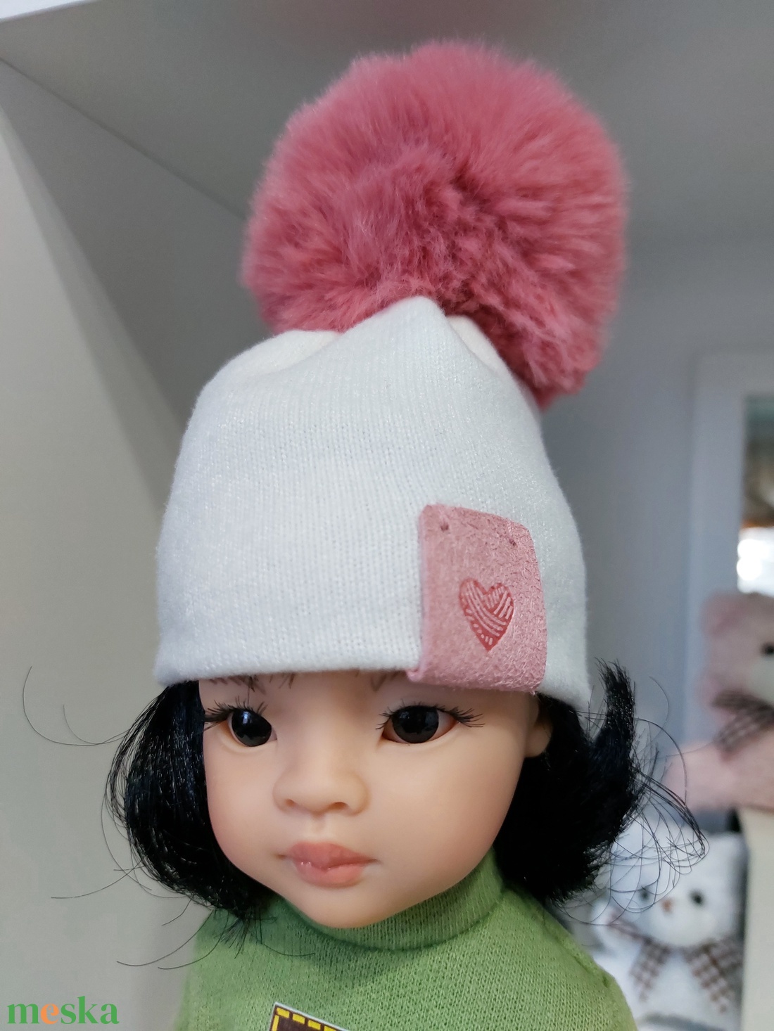 Paola Reina beige kötött sapka sötétrózsaszín bojttal - játék & sport - baba & babaház - babaruha, babakellék - Meska.hu