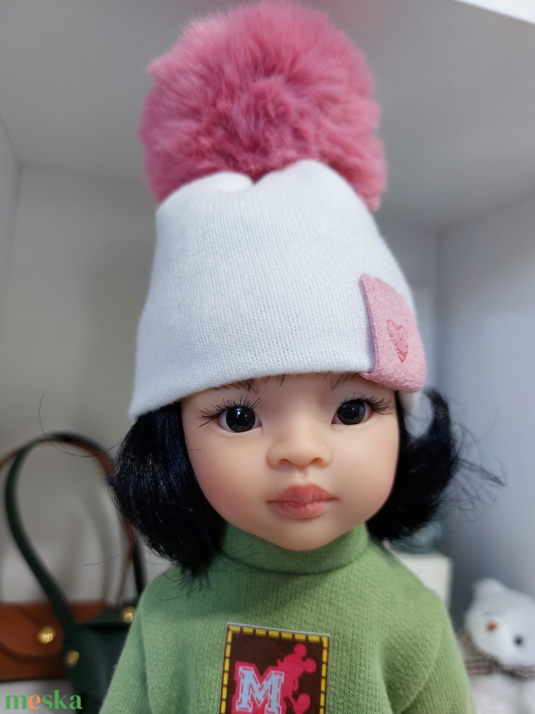 Paola Reina beige kötött sapka sötétrózsaszín bojttal - játék & sport - baba & babaház - babaruha, babakellék - Meska.hu