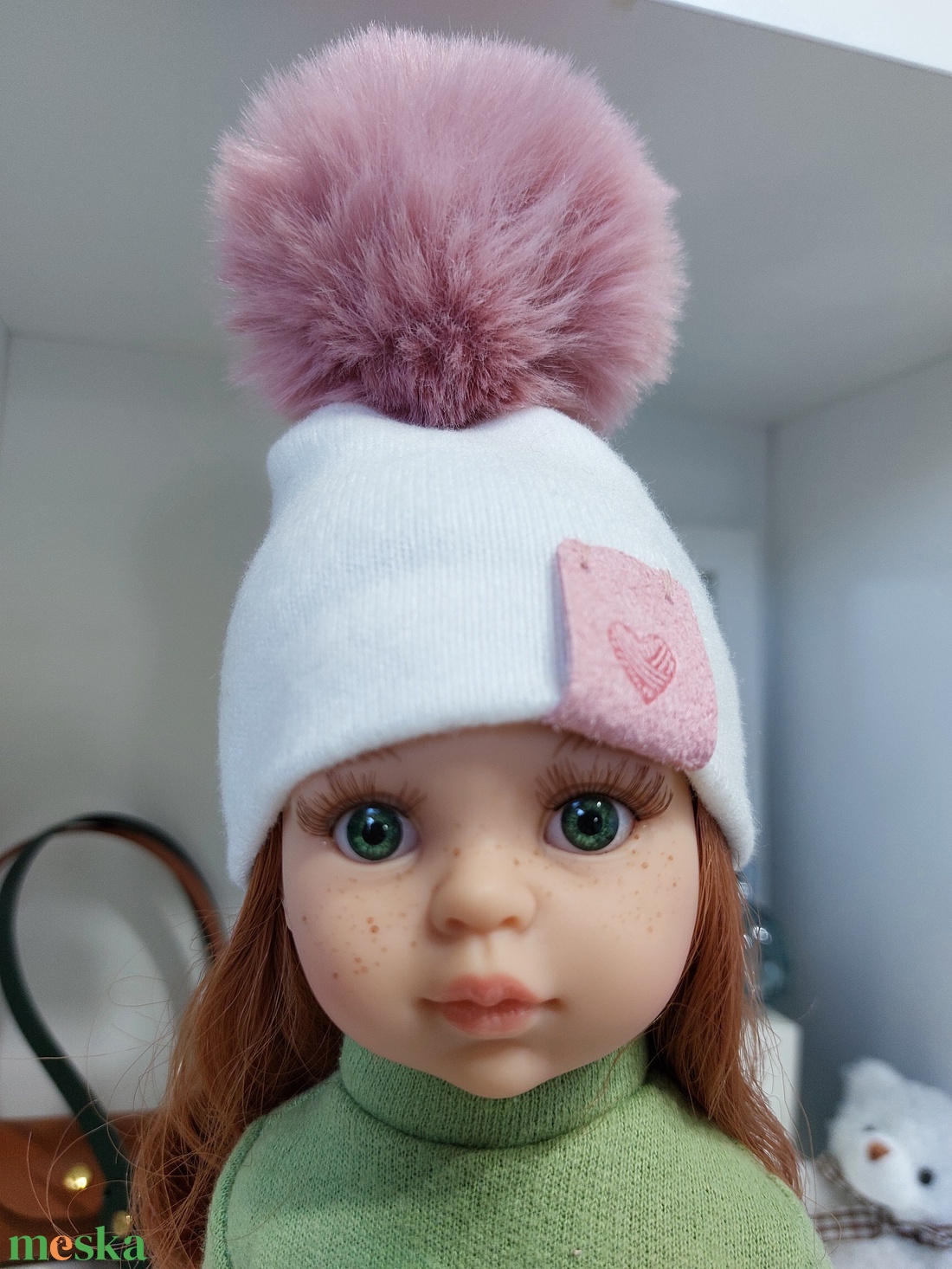 Paola Reina beige kötött sapka púderrózsaszínbojttal - játék & sport - baba & babaház - babaruha, babakellék - Meska.hu