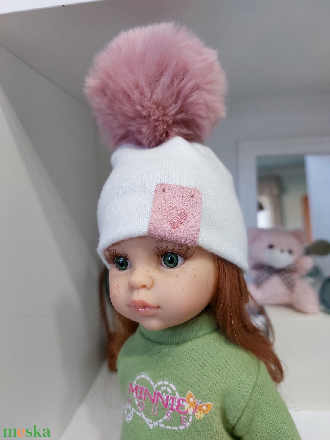 Paola Reina beige kötött sapka púderrózsaszínbojttal - játék & sport - baba & babaház - babaruha, babakellék - Meska.hu