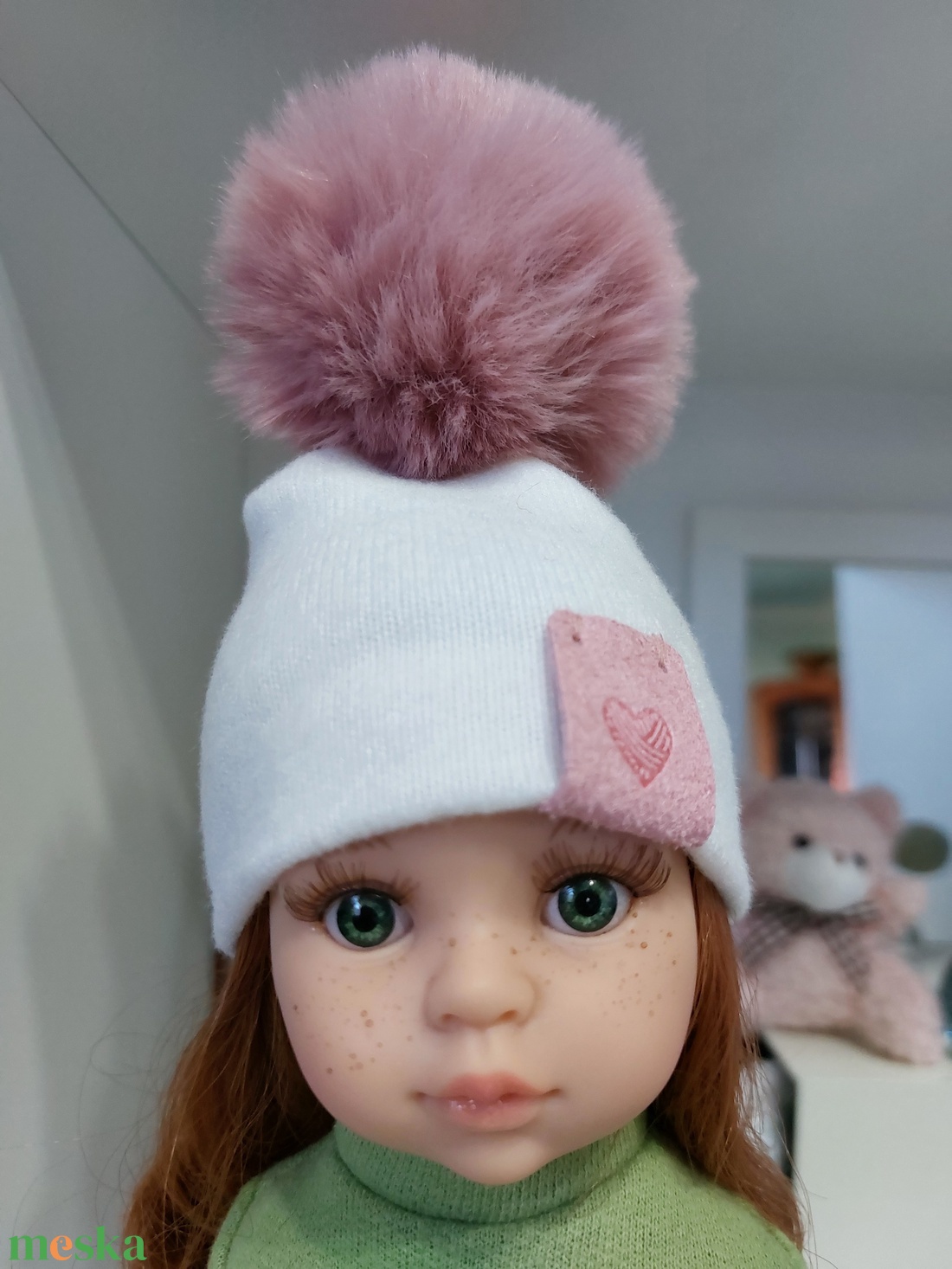 Paola Reina beige kötött sapka púderrózsaszínbojttal - játék & sport - baba & babaház - babaruha, babakellék - Meska.hu