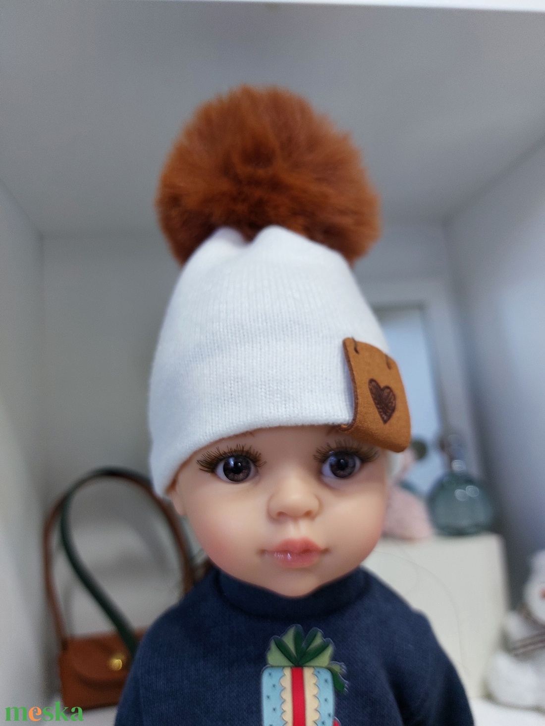 Paola Reina beige kötött sapka rézvörös bojttal - játék & sport - baba & babaház - babaruha, babakellék - Meska.hu