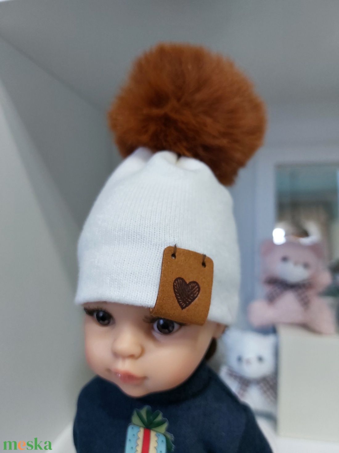 Paola Reina beige kötött sapka rézvörös bojttal - játék & sport - baba & babaház - babaruha, babakellék - Meska.hu