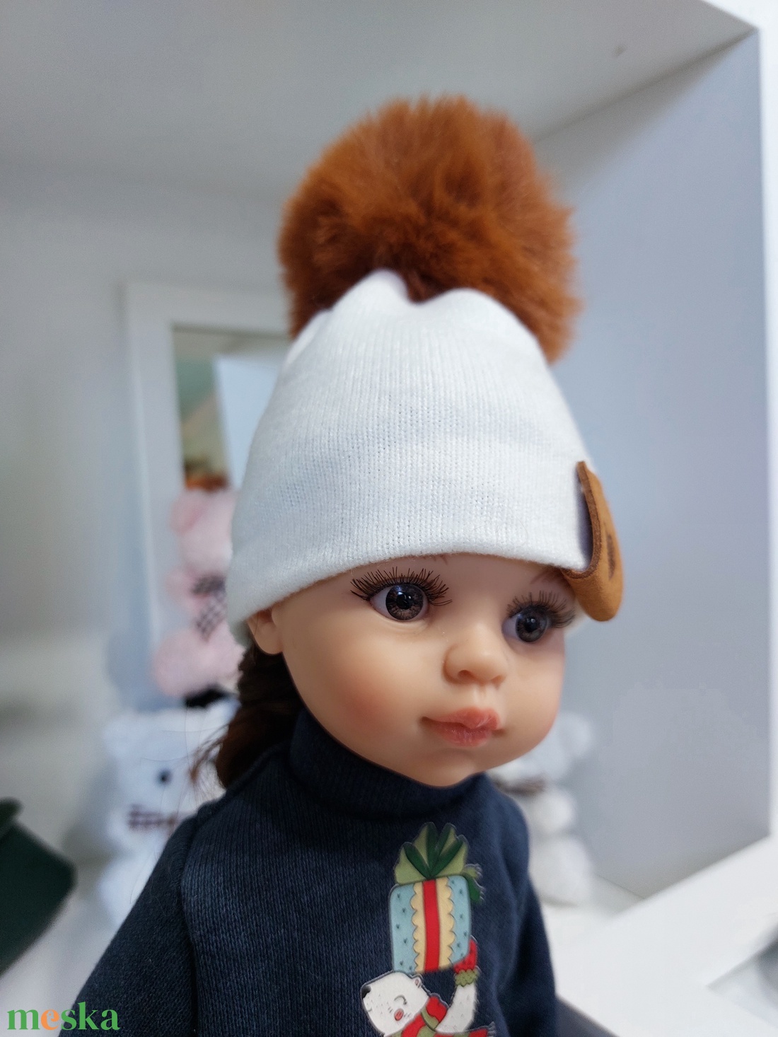 Paola Reina beige kötött sapka rézvörös bojttal - játék & sport - baba & babaház - babaruha, babakellék - Meska.hu