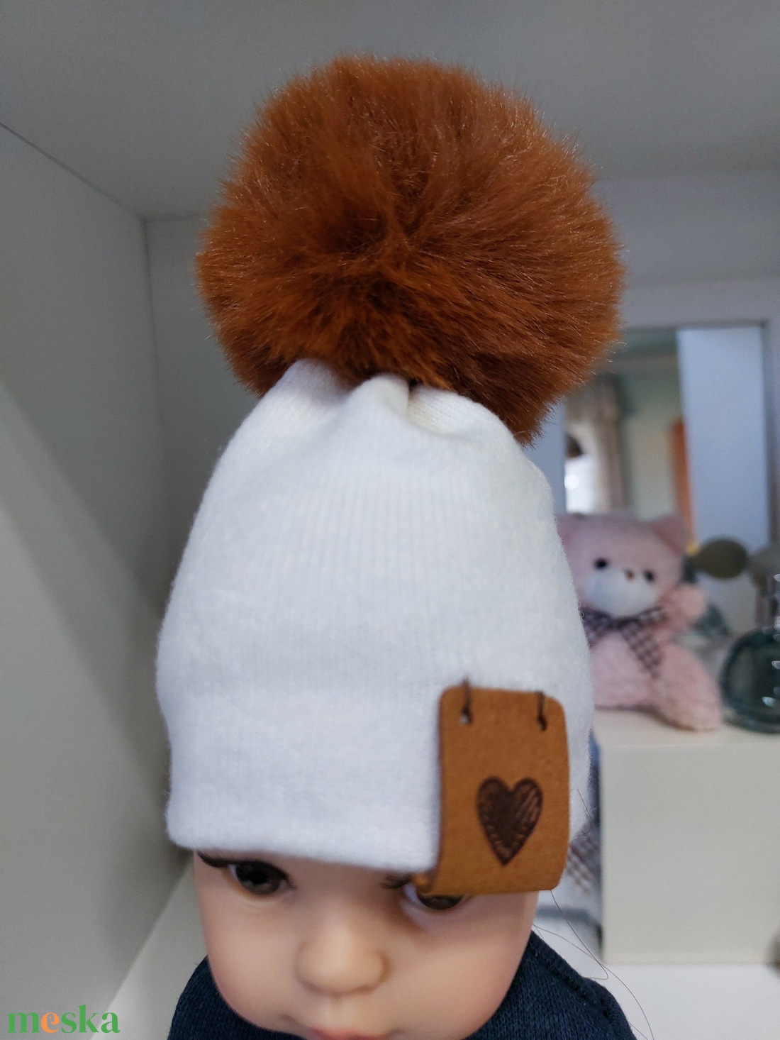 Paola Reina beige kötött sapka rézvörös bojttal - játék & sport - baba & babaház - babaruha, babakellék - Meska.hu