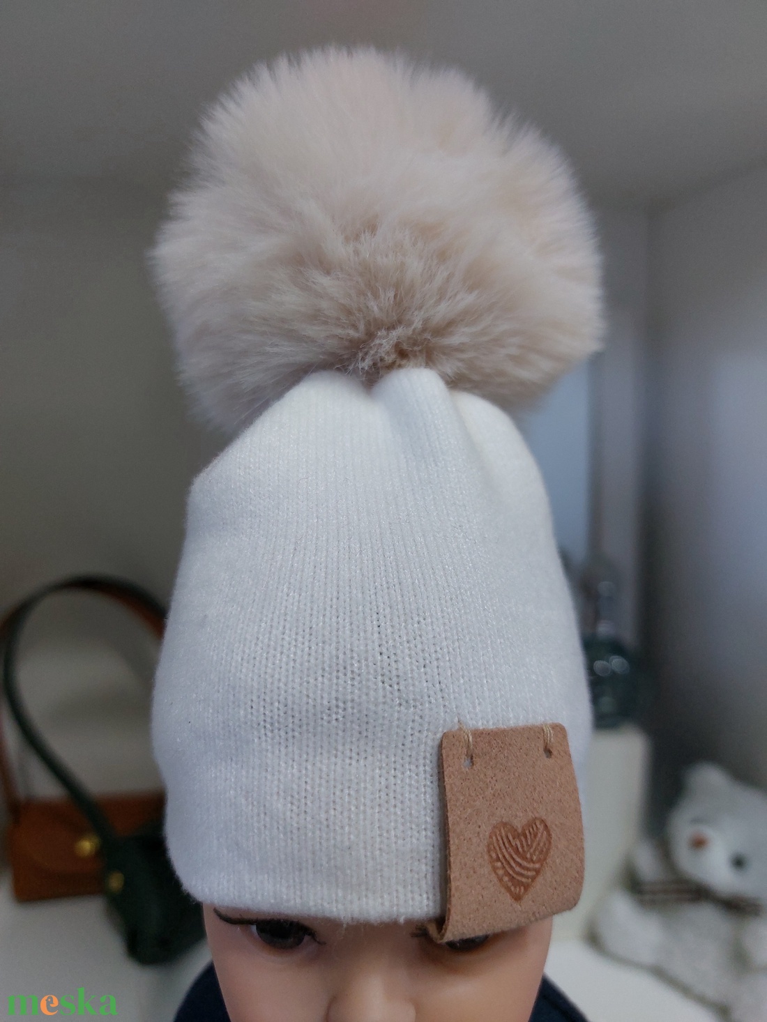 Paola Reina beige kötött sapka világosbarna bojttal - játék & sport - baba & babaház - babaruha, babakellék - Meska.hu