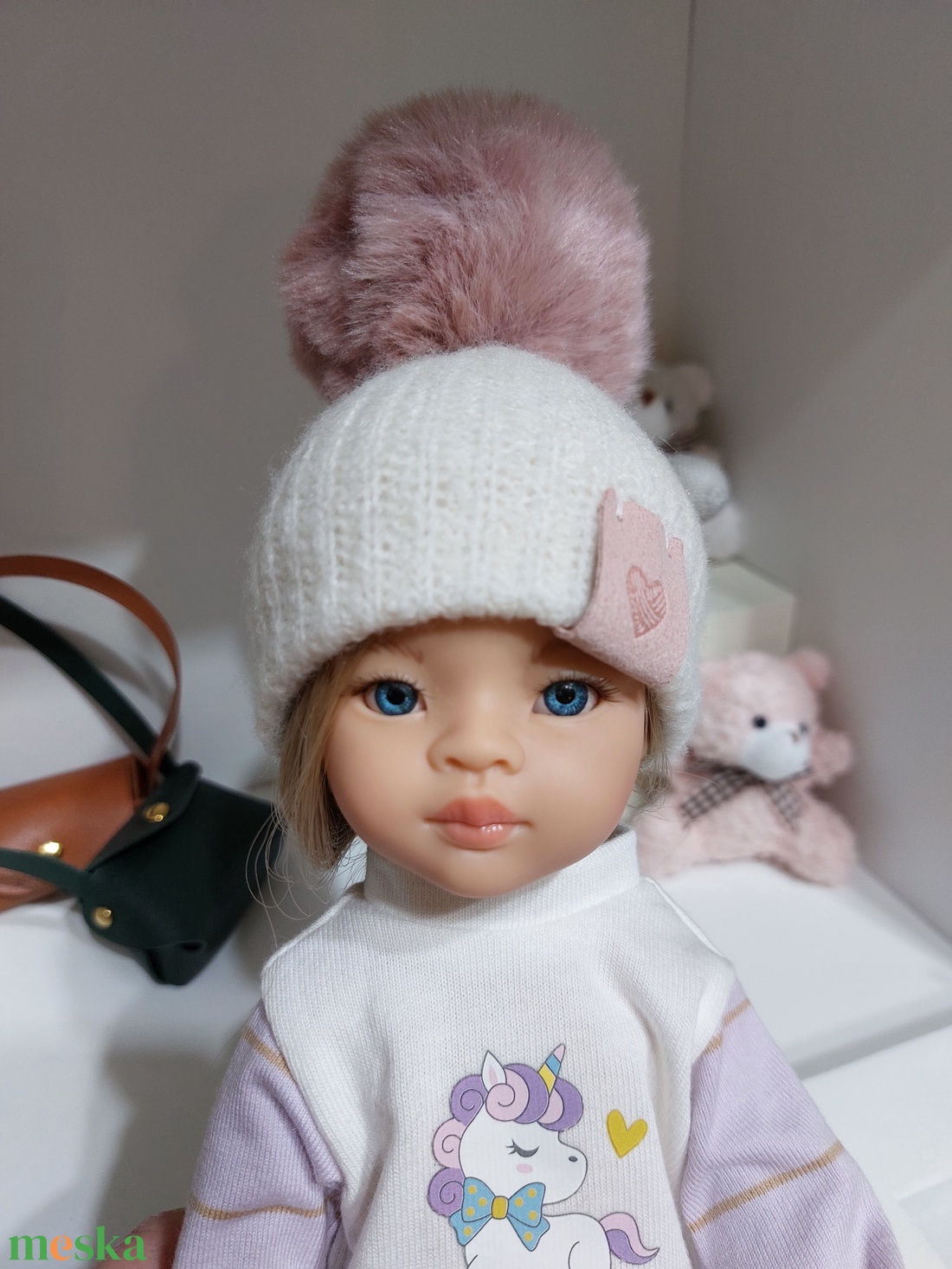 Paola Reina beige kötött sapka púderrózsaszín bojttal - játék & sport - baba & babaház - babaruha, babakellék - Meska.hu