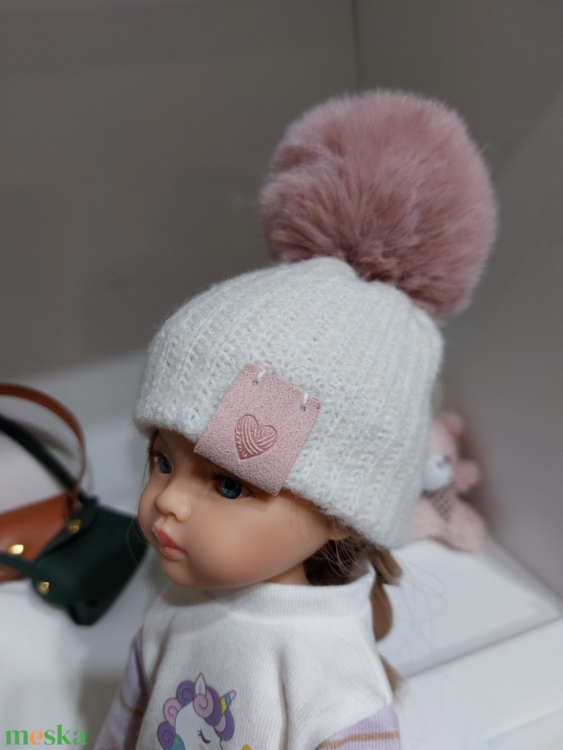 Paola Reina beige kötött sapka púderrózsaszín bojttal - játék & sport - baba & babaház - babaruha, babakellék - Meska.hu