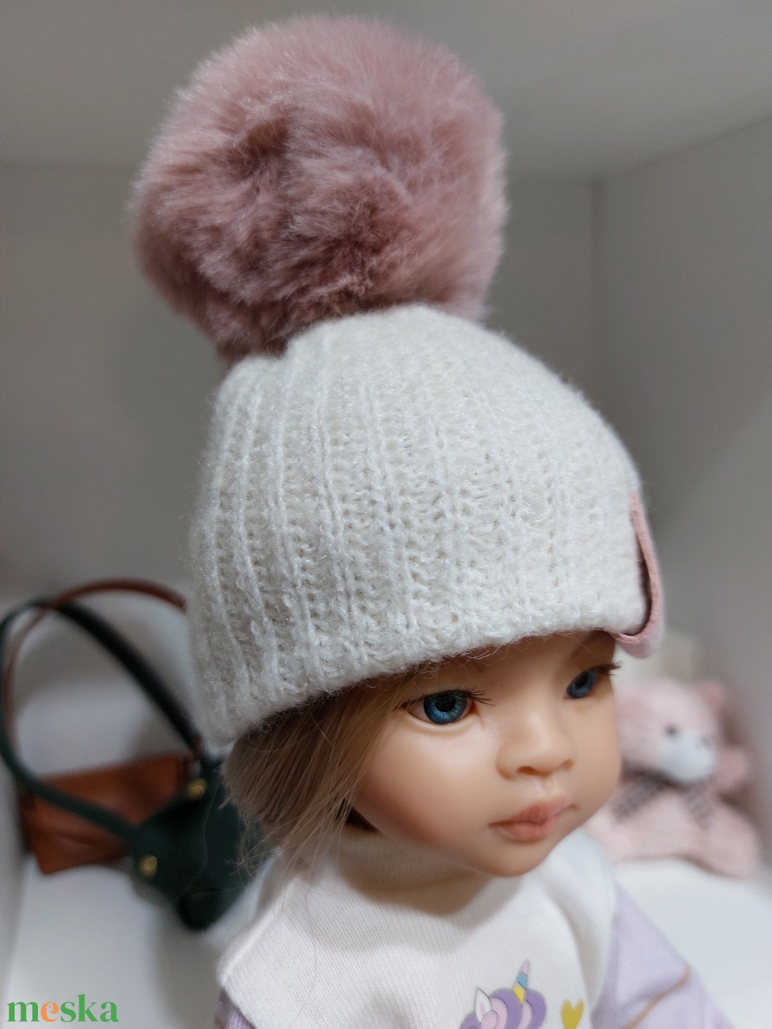 Paola Reina beige kötött sapka púderrózsaszín bojttal - játék & sport - baba & babaház - babaruha, babakellék - Meska.hu