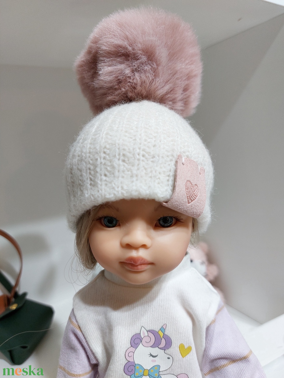 Paola Reina beige kötött sapka púderrózsaszín bojttal - játék & sport - baba & babaház - babaruha, babakellék - Meska.hu