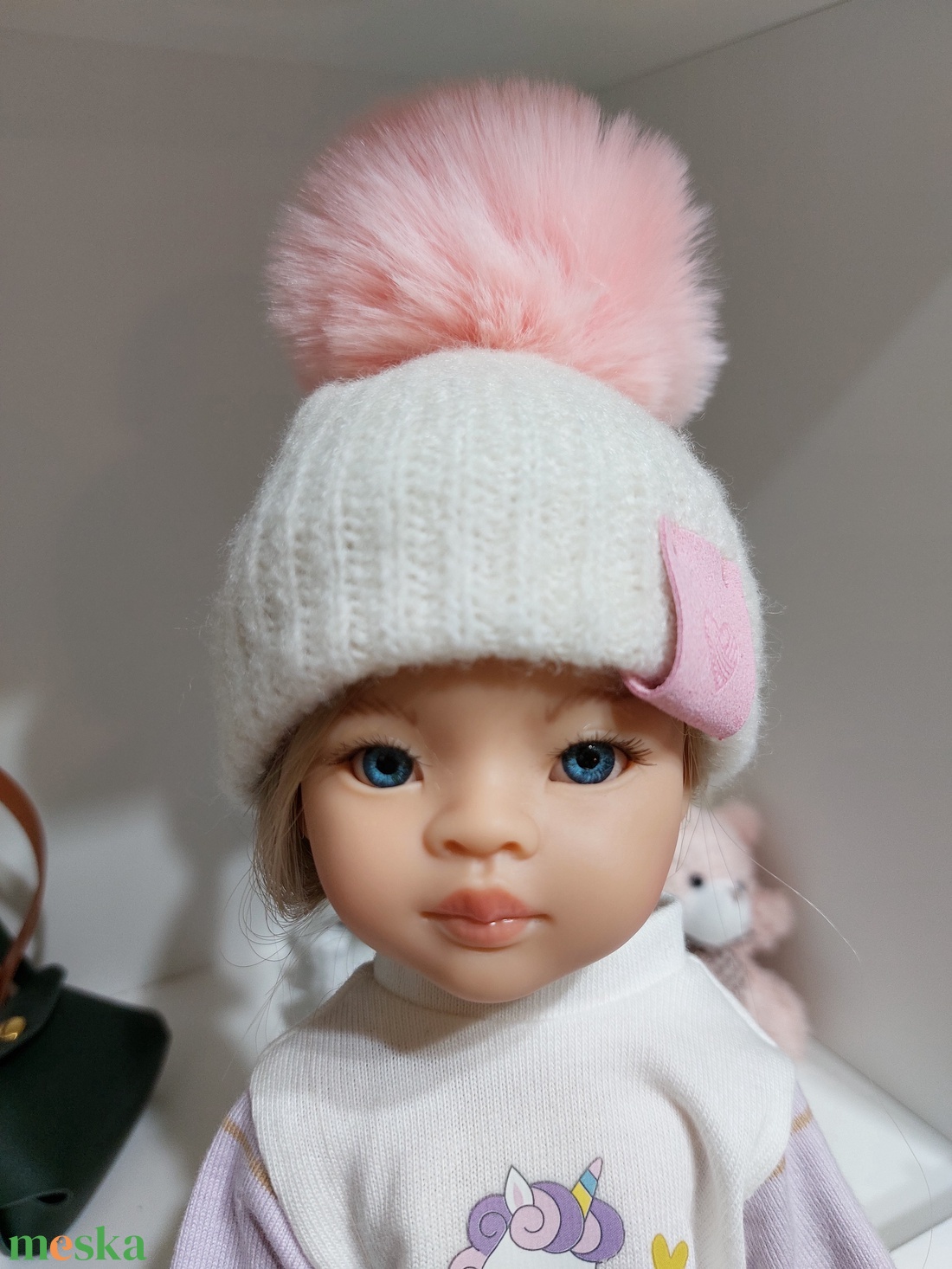Paola Reina beige kötött sapka babarózsaszín bojttal - játék & sport - baba & babaház - babaruha, babakellék - Meska.hu