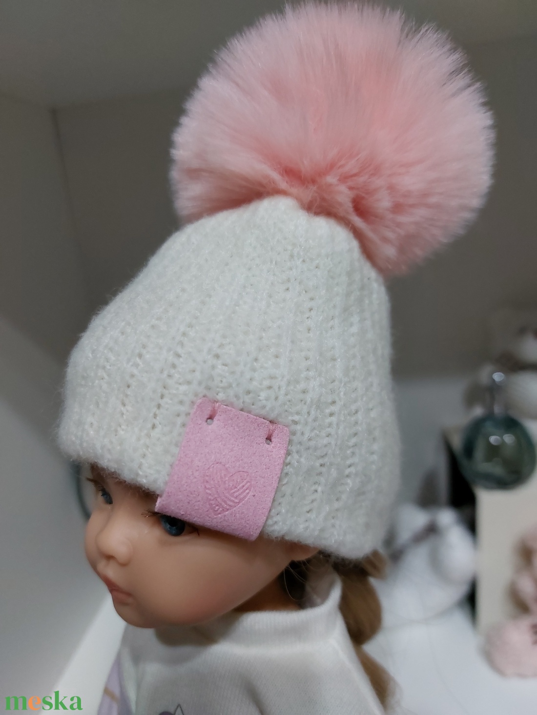 Paola Reina beige kötött sapka babarózsaszín bojttal - játék & sport - baba & babaház - babaruha, babakellék - Meska.hu