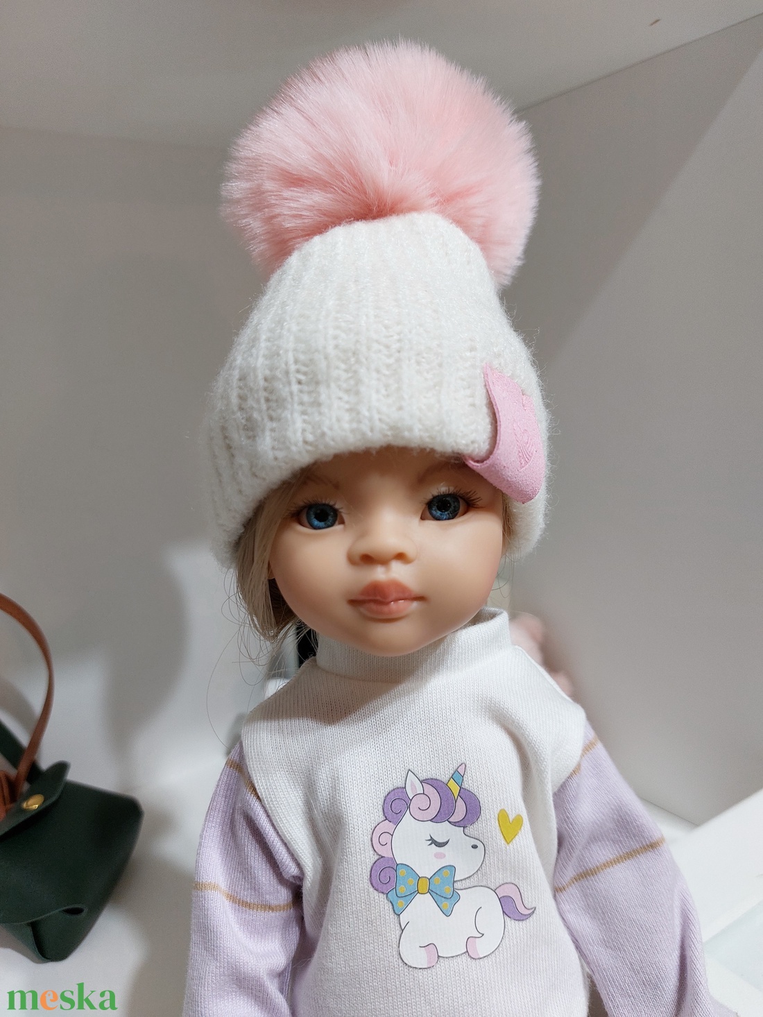 Paola Reina beige kötött sapka babarózsaszín bojttal - játék & sport - baba & babaház - babaruha, babakellék - Meska.hu