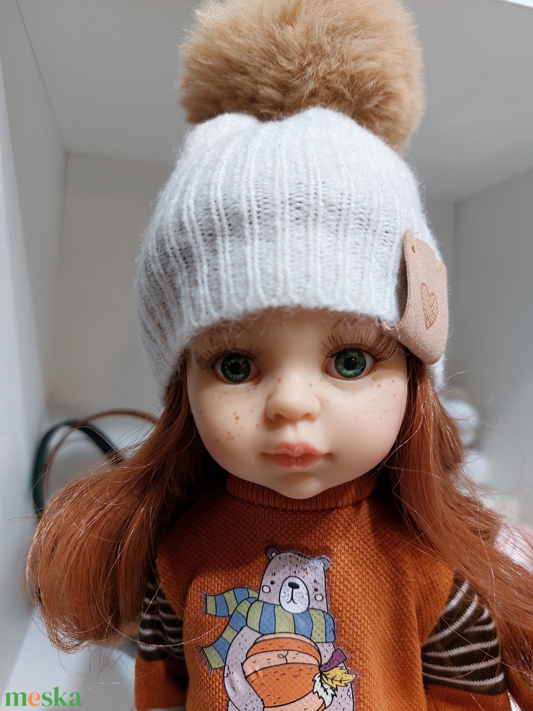 Paola Reina beige kötött sapka barna bojttal - játék & sport - baba & babaház - babaruha, babakellék - Meska.hu