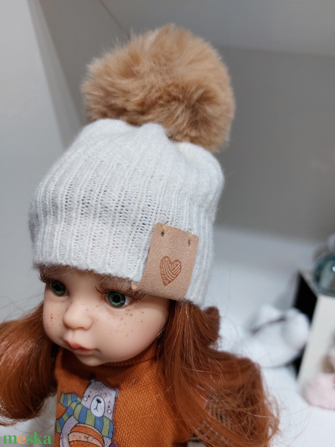 Paola Reina beige kötött sapka barna bojttal - játék & sport - baba & babaház - babaruha, babakellék - Meska.hu