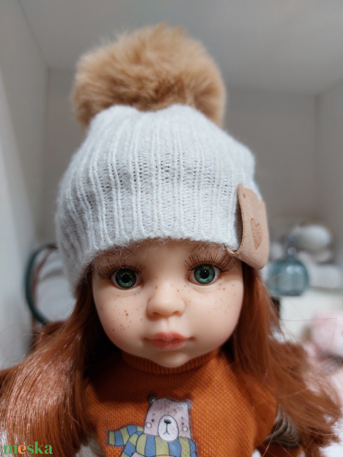 Paola Reina beige kötött sapka barna bojttal - játék & sport - baba & babaház - babaruha, babakellék - Meska.hu