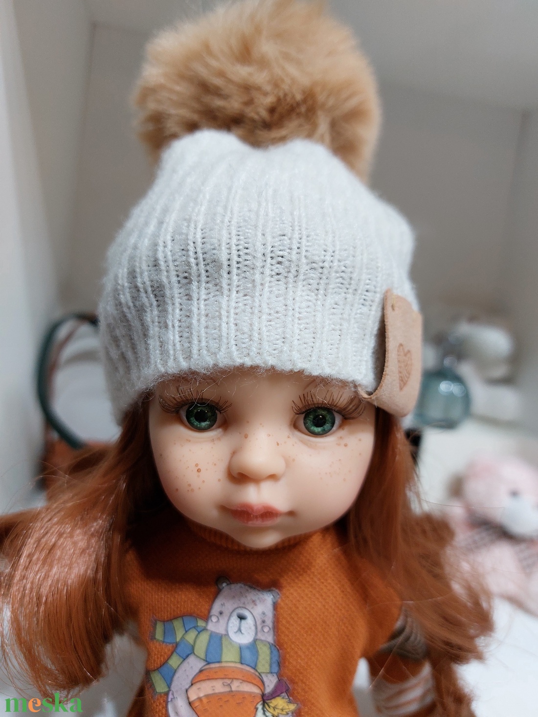 Paola Reina beige kötött sapka barna bojttal - játék & sport - baba & babaház - babaruha, babakellék - Meska.hu