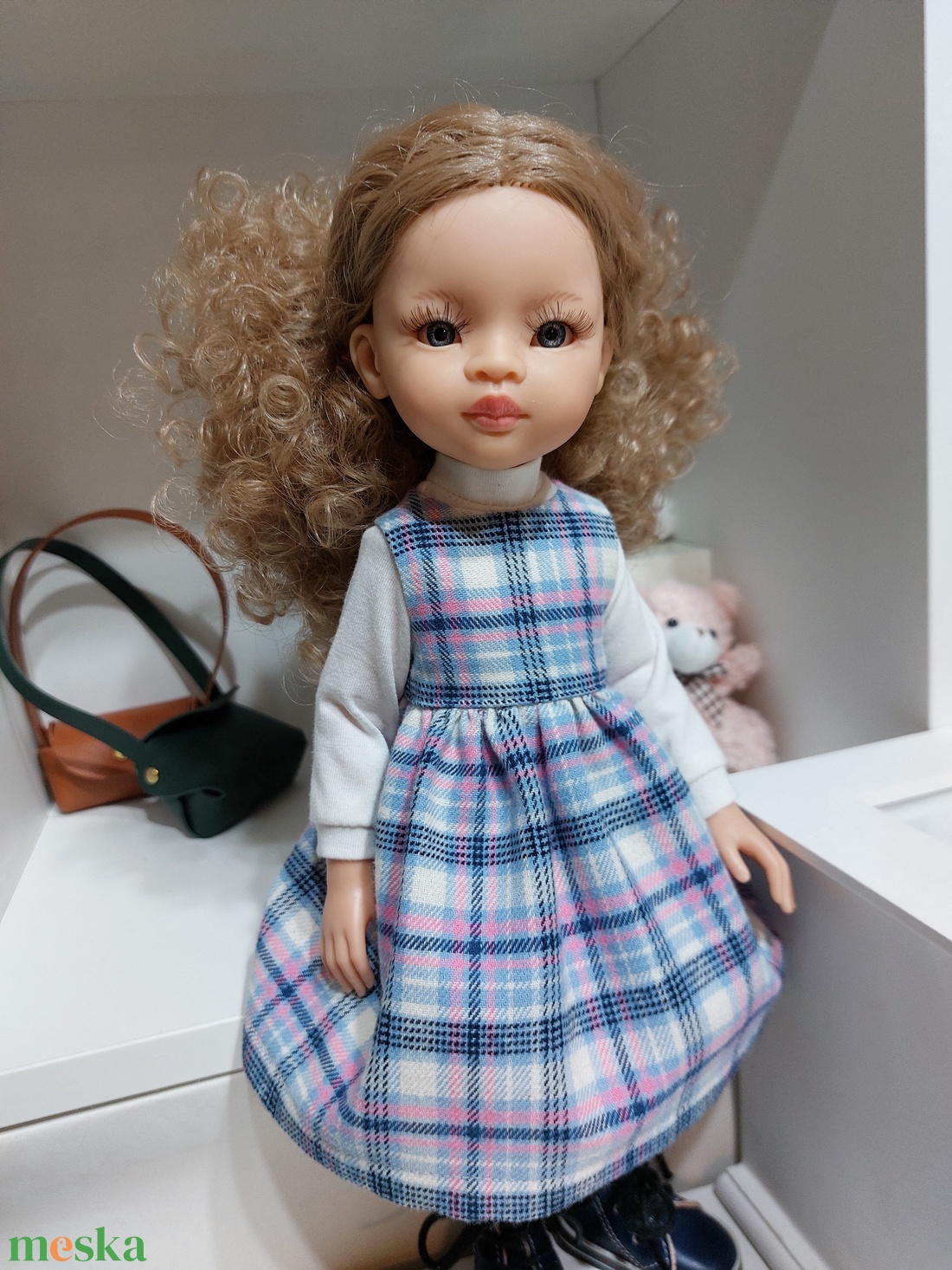 Paola Reina kék-fehér kockás kötényruha garbóval - játék & sport - baba & babaház - babaruha, babakellék - Meska.hu